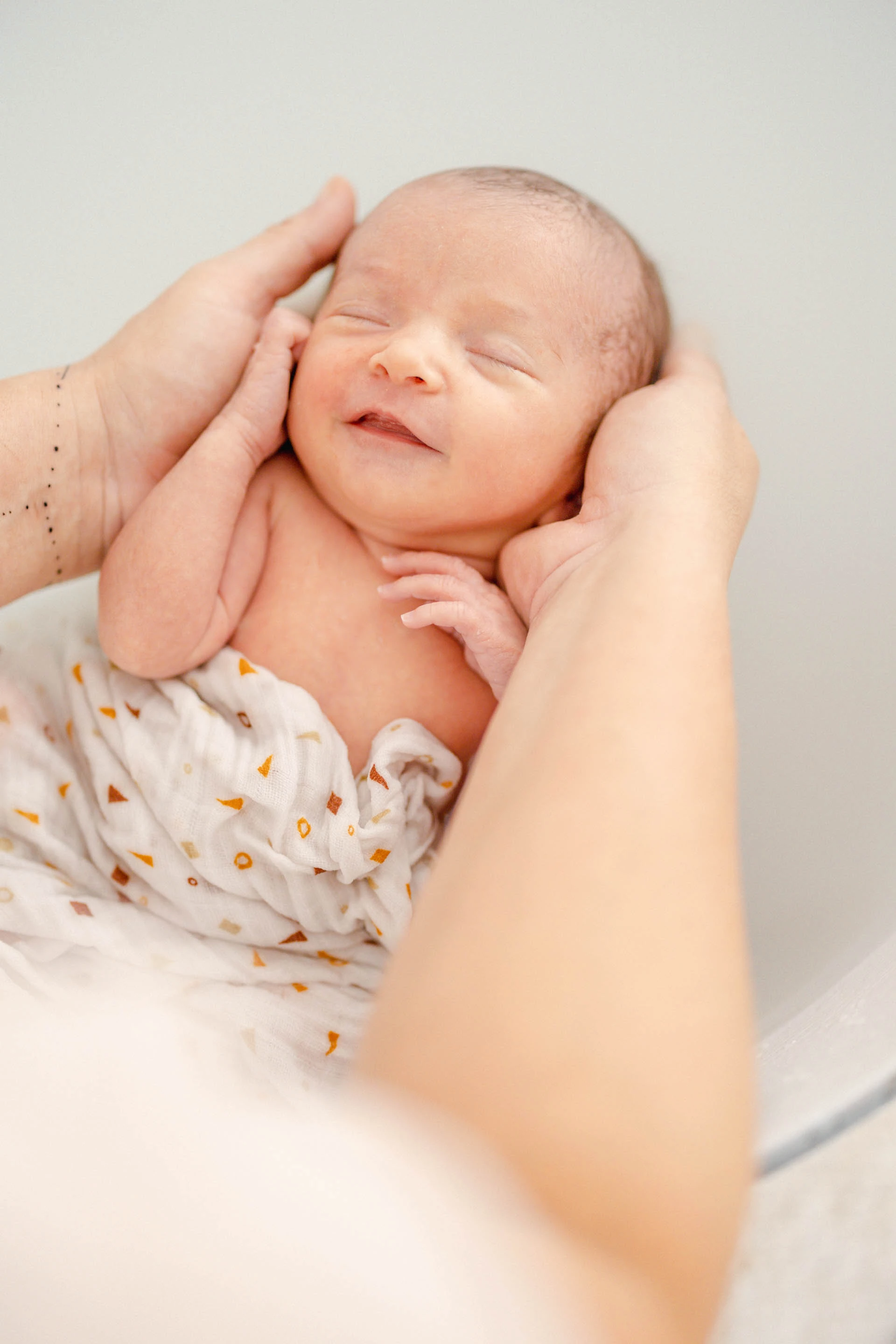 main enfant marron gris bordeaux